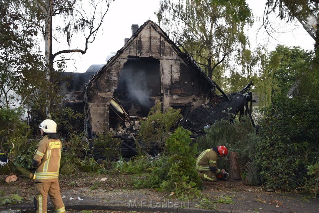 Grossfeuer Einfamilienhaus Siegburg Muehlengrabenstr P0874.JPG - Miklos Laubert